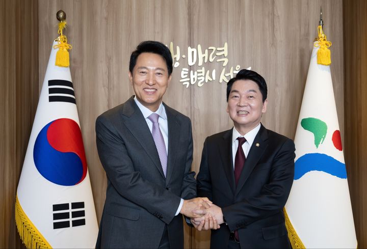 [서울=뉴시스] 조성봉 기자= 안철수 제21대 대통령 선거 국민의힘 경선 후보가 16일 서울 중구 서울시청에서 오세훈(왼쪽) 서울시장과 오찬회동을 마치고 기념촬영을 하고 있다. (사진=안철수 캠프 제공) 2025.04.16. photo@newsis.com *재판매 및 DB 금지