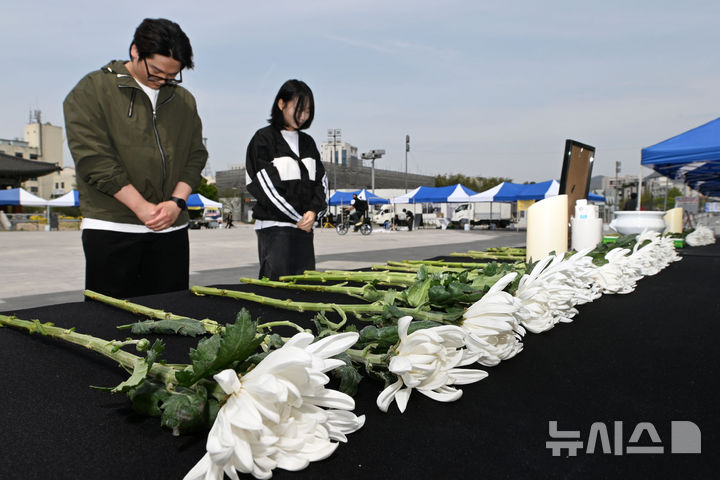 [광주=뉴시스] 이영주 기자 = 세월호 참사 11주기를 맞은 16일 오후 광주 동구 5·18민주광장에 마련된 세월호광주상주모임의 분향소에서 시민들이 헌화·묵념하고 있다. 2025.04.16. leeyj2578@newsis.com
