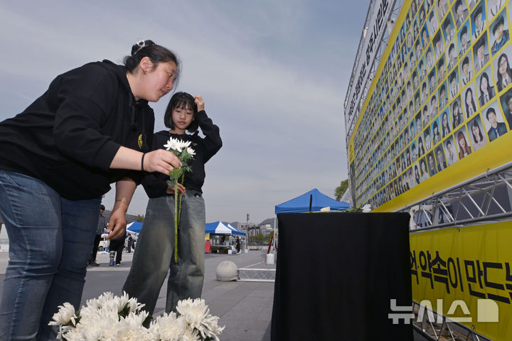 [광주=뉴시스] 이영주 기자 = 세월호 참사 11주기를 맞은 16일 오후 광주 동구 5·18민주광장에 마련된 세월호광주상주모임의 분향소에서 시민들이 헌화하고 있다. 2025.04.16. leeyj2578@newsis.com