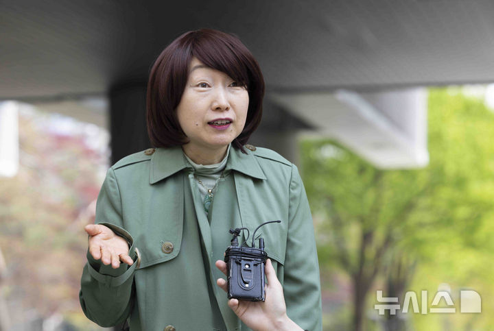 [서울=뉴시스] 김근수 기자 = 윤석열 전 대통령의 배우자 김건희 여사를 조롱한 혐의로 기소된 진혜원 부산지검 부부장 검사가 지난달 16일 서울 서초구 서울고등법원에서 열린 항소심 2심 선고공판에서 무죄를 받고 취재진 질문에 답하고 있다. 2025.04.16. ks@newsis.com