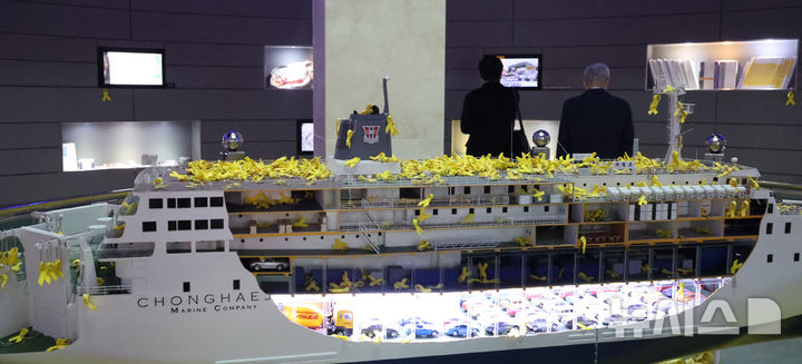 [인천=뉴시스] 전진환 기자 = 세월호참사 일반인 희생자 11주기였던 지난해 4월16일 오전 인천 부평구 인천가족공원에서 유가족들이 세월호 일반인 희생자 추모관을 둘러보고 있다. 2025.04.16. amin2@newsis.com