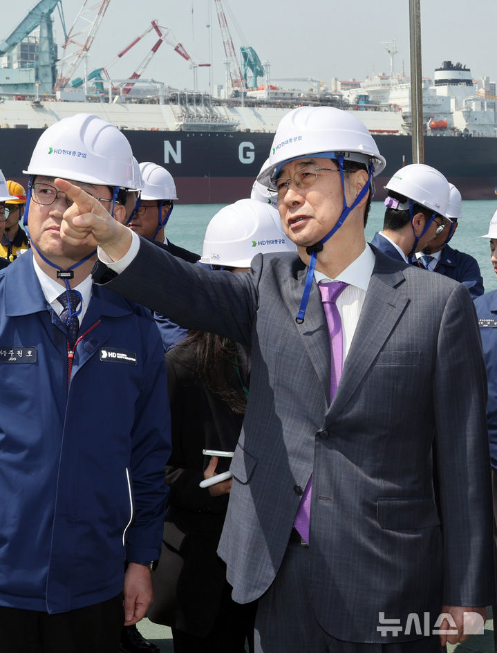[울산=뉴시스] 최진석 기자 = 한덕수 대통령 권한대행 국무총리가 지난 16일 HD현대중공업 울산 조선소에서 권오갑 회장과 정조대왕급 2번함 '다산정약용함'을 보고 있다. (대통령실통신사진기자단) 2025.04.16. myjs@newsis.com