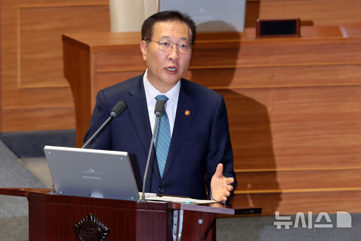 [서울=뉴시스] 조성우 기자 = 박성재 법무부 장관이 16일 오후 서울 여의도 국회에서 열린 제424회 국회(임시회) 제4차 본회의 교육·사회·문화에 관한 대정부질문에서 백혜련 더불어민주당 의원 질의에 답변하고 있다. 2025.04.16. xconfind@newsis.com