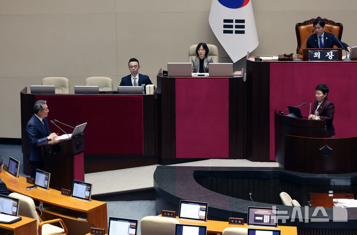 [서울=뉴시스] 고승민 기자 = 16일 서울 여의도 국회에서 열린 제424회 국회(임시회) 제4차 본회의 교육·사회·문화에 관한 질문에서 김민석 고용노동부 차관이 임이자 국민의힘 의원 질의에 답하고 있다. 2025.04.16. kkssmm99@newsis.com