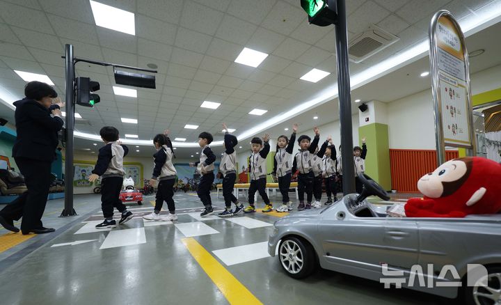[서울=뉴시스] 고범준 기자 = 16일 서울 송파구 송파안전체험교육관에서 열린 제11회 국민안전의 날 기념 '2025 송파안전체험'에서 어린이들이 횡단보도 건너기 체험을 하고 있다. 2025.04.16. bjko@newsis.com