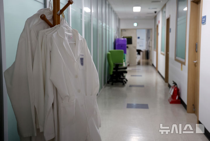 [서울=뉴시스] 김진아 기자 = 지난 16일 서울 시내의 한 의과대학. 2025.04.16. bluesoda@newsis.com
