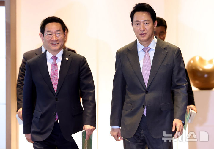 [서울=뉴시스] 추상철 기자 = 오세훈 서울시장과 국민의힘 대선 출마를 선언한 유정복 인천시장이 지난해 4월16일 오후 서울 중구 서울시청에서 회동을 마친 후 이동하고 있다. 2025.04.16. scchoo@newsis.com