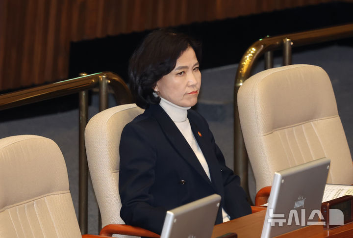 [서울=뉴시스] 고승민 기자 = 이진숙 방송통신위원장이 16일 서울 여의도 국회에서 열린 제424회 국회(임시회) 제4차 본회의 교육·사회·문화에 관한 질문에서 출석해 자리에 앉아 있다. 2025.04.16. kkssmm99@newsis.com