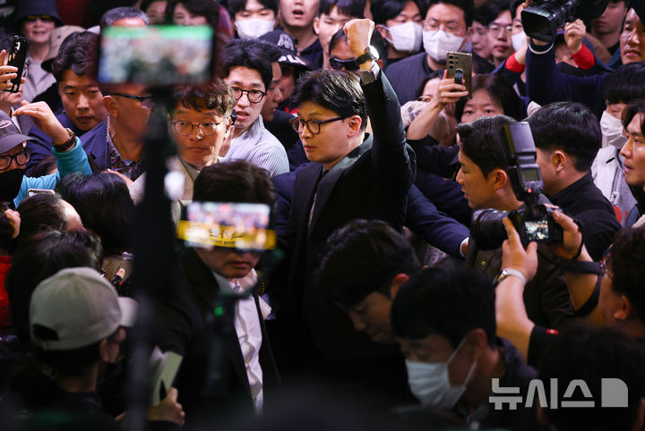 [대구=뉴시스] 이무열 기자 = 국민의힘 대선 후보 1차 경선에 진출한 한동훈 전 대표가 16일 대구 중구 대구도시철도 1호선 중앙로역에서 지지자들에게 주먹을 들어 보이고 있다. 2025.04.16. lmy@newsis.com