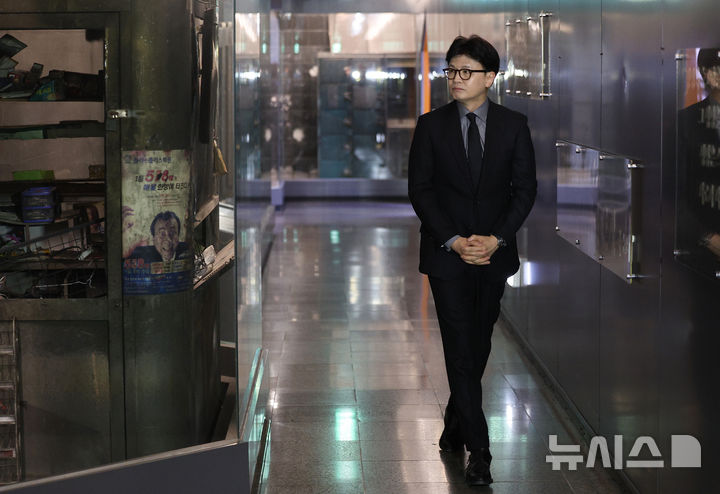 [대구=뉴시스] 이무열 기자 = 국민의힘 대선 후보 1차 경선에 진출한 한동훈 전 대표가 16일 대구 중구 대구도시철도 1호선 중앙로역 대구지하철화재참사 기억공간을 찾아 화재현장 보존벽을 살펴보고 있다. 2025.04.16. lmy@newsis.com