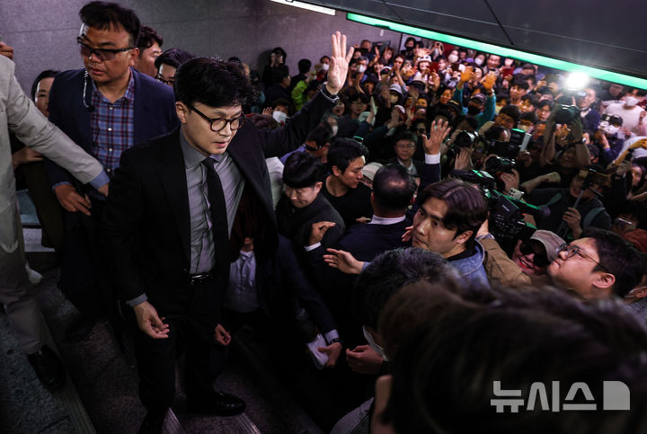 [대구=뉴시스] 이무열 기자 = 국민의힘 대선 후보 1차 경선에 진출한 한동훈 전 대표가 16일 대구 중구 대구도시철도 1호선 중앙로역에서 지지자들에게 인사하고 있다. 2025.04.16. lmy@newsis.com