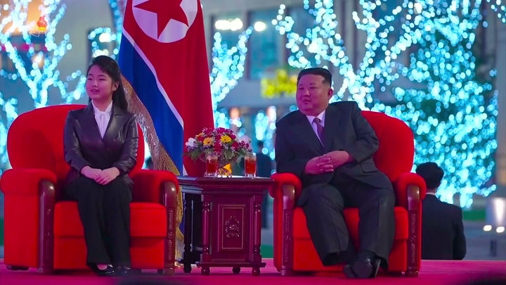 북 "'평양 5만 세대' 완수"…김주애, 주민과 이례적 스킨십(종합2보)