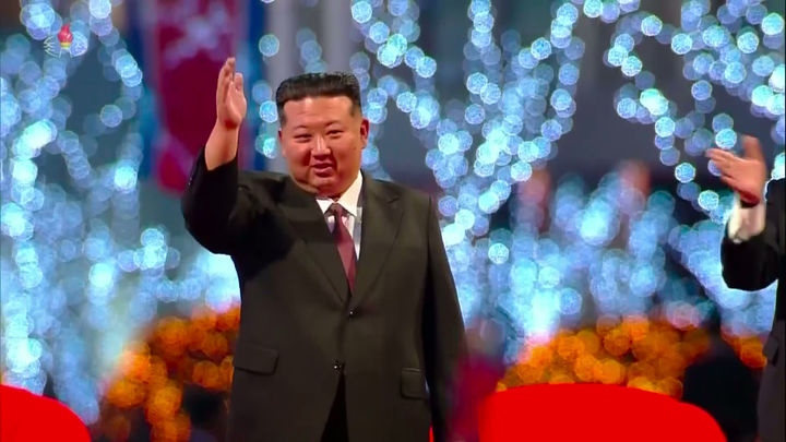 [서울=뉴시스] 김정은 북한 국무위원장이 김일성 주석 생일인 15일 평양 화성지구 3단계 1만세대 살림집(주택) 준공식에 참석했다고 조선중앙TV가 15일 보도했다. (사진=조선중앙TV 캡처) 2025.04.16. photo@newsis.com *재판매 및 DB 금지