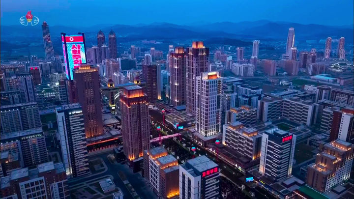 [서울=뉴시스] 조선중앙TV가 15일 평양 화성지구 3단계 1만세대 살림집(주택) 준공식 관련 내용을 보도했다. (사진=조선중앙TV 캡처) 2025.04.16. photo@newsis.com *재판매 및 DB 금지