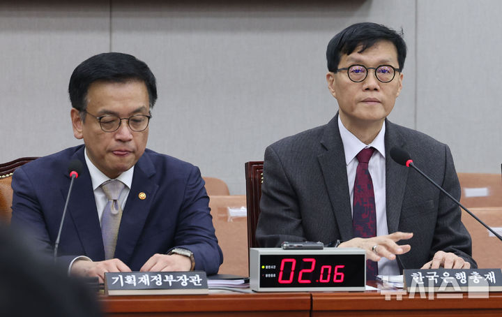 [서울=뉴시스] 권창회 기자 = 이창용 한국은행 총재가 16일 서울 여의도 국회에서 열린 법제사법위원회 전체회의 최상목탄핵 청문회에 참석해 자리하고 있다. 2025.04.16. kch0523@newsis.com