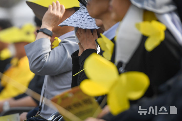 [안산=뉴시스] 김종택 기자 =16일 경기 안산시 화랑유원지에서 열린 세월호 참사 11주기 기억식에서 유가족들이 기억영상 시청 중 눈물을 흘리고 있다. (공동취재) 2025.04.16. photo@newsis.com