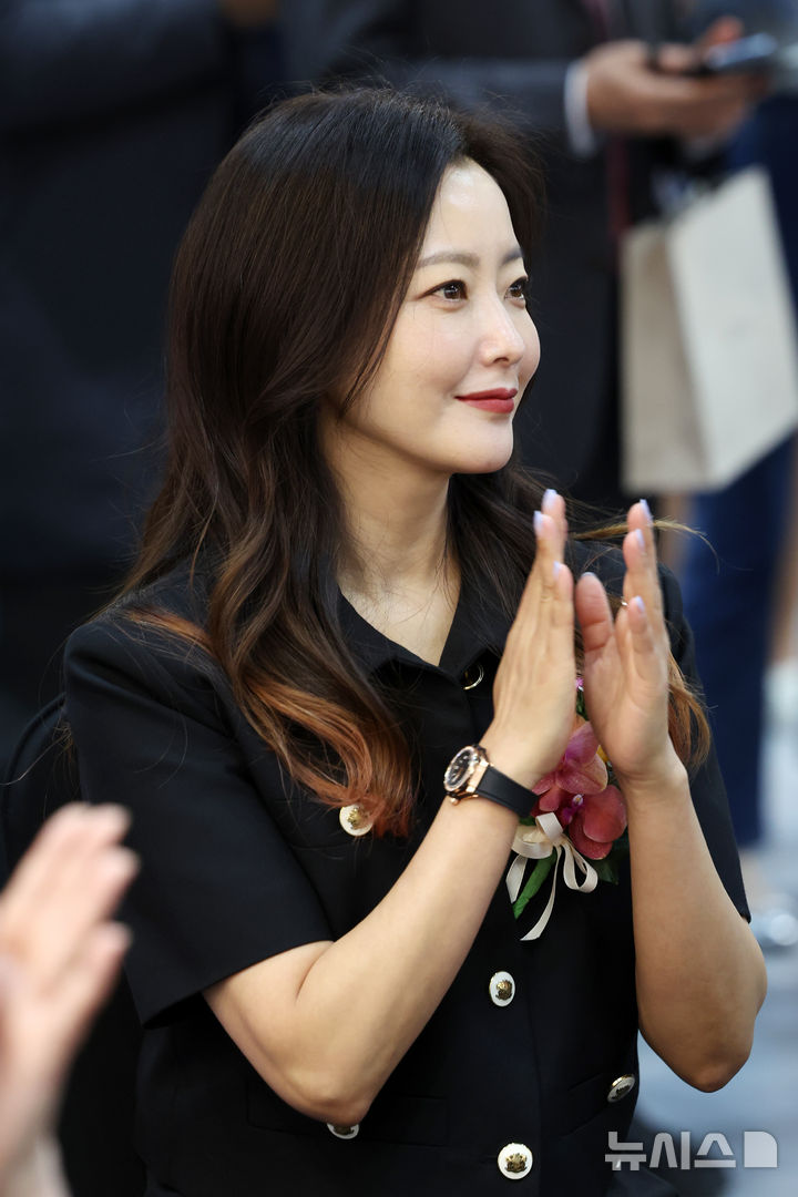 [서울=뉴시스] 박진희 기자 = 배우 김희선이 16일 서울 강남구 코엑스에서 열린 제43회 화랑미술제 개막식에 참석하고 있다. 2025 화랑미술제는 지난해 참여한 156개 갤러리를 넘어 역대 최대 규모로, 168개 국내 갤러리가 참여한다. 2025.04.16. pak7130@newsis.com
