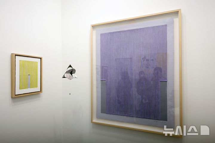 [서울=뉴시스] 박진희 기자 = 국제 갤러리는 16일 서울 강남구 코엑스에서 열린 제43회 화랑미술제 VIP 프리뷰 행사에 박서보 작가의 작품을 선보이고 있다. 2025 화랑미술제는 지난해 참여한 156개 갤러리를 넘어 역대 최대 규모로, 168개 국내 갤러리가 참여한다. 2025.04.16. pak7130@newsis.com