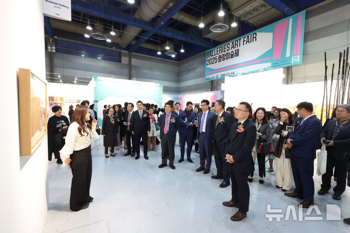[서울=뉴시스] 박진희 기자 = 한국화랑협회는 16일 서울 강남구 코엑스에서 제43회 화랑미술제 VIP 프리뷰 행사를 갖고 국내 정상급 갤러리들의 작품을 선보이고 있다. 2025 화랑미술제는 지난해 참여한 156개 갤러리를 넘어 역대 최대 규모로, 168개 국내 갤러리가 참여한다. 2025.04.16. pak7130@newsis.com