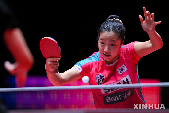 [마카오=신화/뉴시스] 신유빈이 16일(현지 시간) 중국 마카오 갤럭시 아레나에서 열린 2025 국제탁구연맹(ITTF) 월드컵 여자 단식 조별 리그 12조 2차전에서 사마라 엘리자베타(루마니아)와 경기하고 있다. 신유빈이 4-0(11-4 11-3 11-5 11-9)으로 승리해 2연승을 기록하며 조 1위로 16강에 진출했다. 2025.04.17.