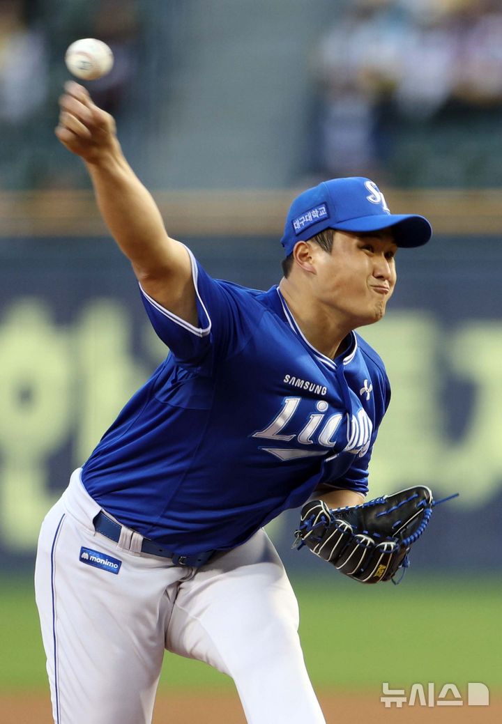 [서울=뉴시스] 고범준 기자 = 16일 서울 송파구 잠실야구장에서 열린 2025 KBO리그 삼성 라이온즈와 LG 트윈스의 경기, 1회말 삼성 선발 최원태가 역투하고 있다. 2025.04.16. bjko@newsis.com