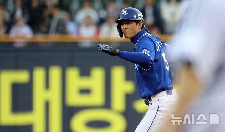 [서울=뉴시스] 고범준 기자 = 16일 서울 송파구 잠실야구장에서 열린 2025 KBO리그 삼성 라이온즈와 LG 트윈스의 경기, 1회초 1사 1루 삼성 구자욱이 2루타를 치고 세리머니를 하고 있다. 2025.04.16. bjko@newsis.com