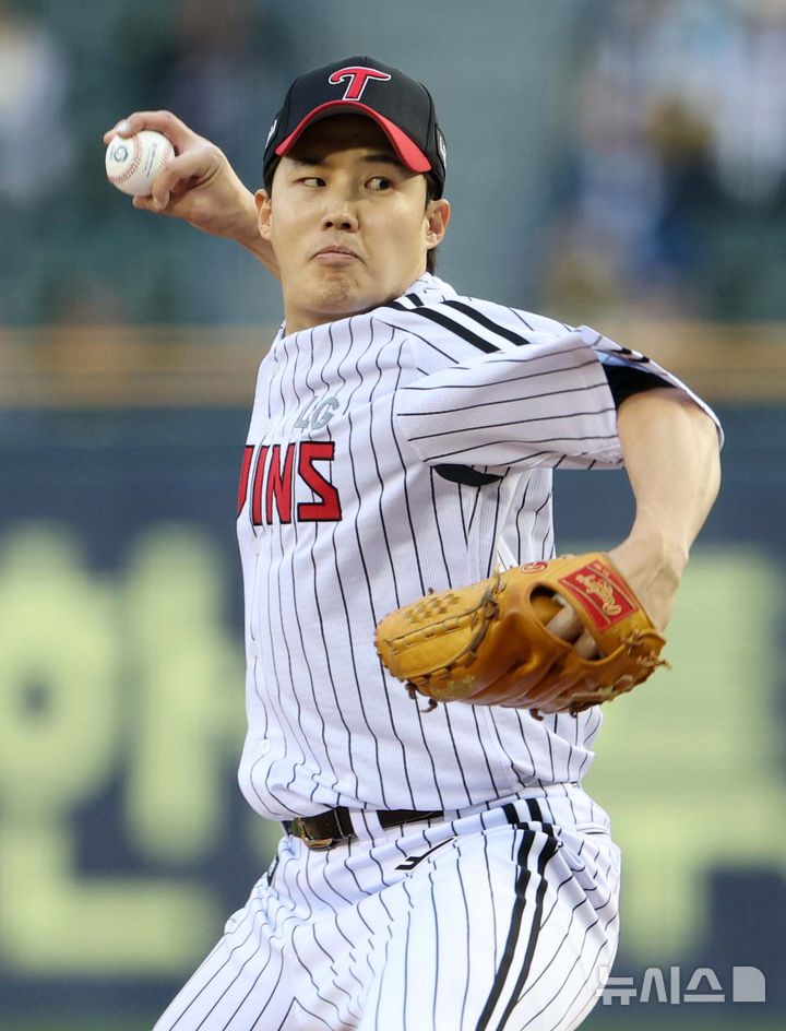 [서울=뉴시스] 고범준 기자 = 16일 서울 송파구 잠실야구장에서 열린 2025 KBO리그 삼성 라이온즈와 LG 트윈스의 경기, 1회초 LG 선발 임찬규가 역투하고 있다. 2025.04.16. bjko@newsis.com