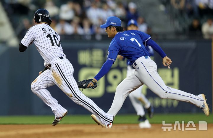 [서울=뉴시스] 고범준 기자 = 16일 서울 송파구 잠실야구장에서 열린 2025 KBO리그 삼성 라이온즈와 LG 트윈스의 경기, 2회말 1사 2루 LG 문성주 타석 때 2루주자 오지환이 도루에 실패하고 있다. 2025.04.16. bjko@newsis.com
