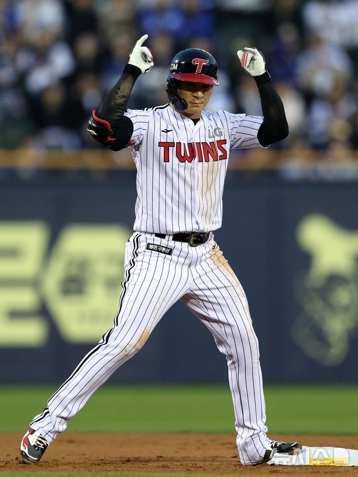 [서울=뉴시스] 고범준 기자 = 16일 서울 송파구 잠실야구장에서 열린 2025 KBO리그 삼성 라이온즈와 LG 트윈스의 경기, 2회말 1사 주자없는 상황 LG 오지환이 2루타를 치고 세리머니를 하고 있다. 2025.04.16. bjko@newsis.com