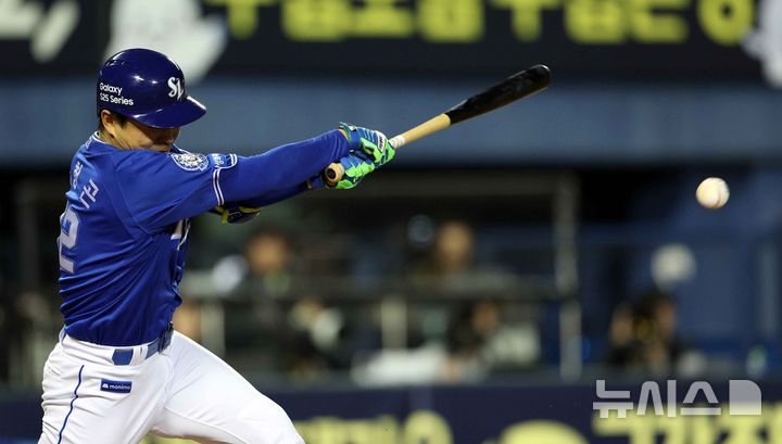 [서울=뉴시스] 고범준 기자 = 16일 서울 송파구 잠실야구장에서 열린 2025 KBO리그 삼성 라이온즈와 LG 트윈스의 경기, 4회초 2사 주자없는 상황 삼성 김헌곤이 내야안타를 치고 있다. 2025.04.16. bjko@newsis.com