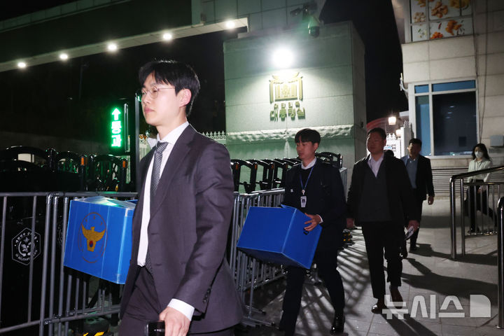 [서울=뉴시스] 조수정 기자 = 경찰 비상계엄 특별수사단이 16일 서울 용산 대통령실 청사에서 압수수색을 시도를 마친 뒤 철수하며 포렌식 장비와 압수물품 박스를 차량으로 옮기고 있다. 2025.04.16. chocrystal@newsis.com