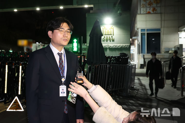 [서울=뉴시스] 조수정 기자 = 경찰이 용산 대통령실 압수수색을 시도한 지난 16일 경찰 중대범죄수사과장 박창환 총경이 서울 용산 대통령실 민원실 앞에서 압수수색 관련 브리핑을 하고 있다. 2025.04.16. chocrystal@newsis.com