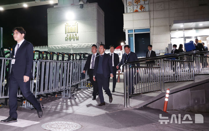 [서울=뉴시스] 조수정 기자 = 경찰 비상계엄 특별수사단이 16일 서울 용산 대통령실 청사에서 압수수색을 시도를 마친 뒤 철수하며 포렌식 장비와 압수물품 박스를 차량으로 옮기고 있다. 2025.04.16. chocrystal@newsis.com