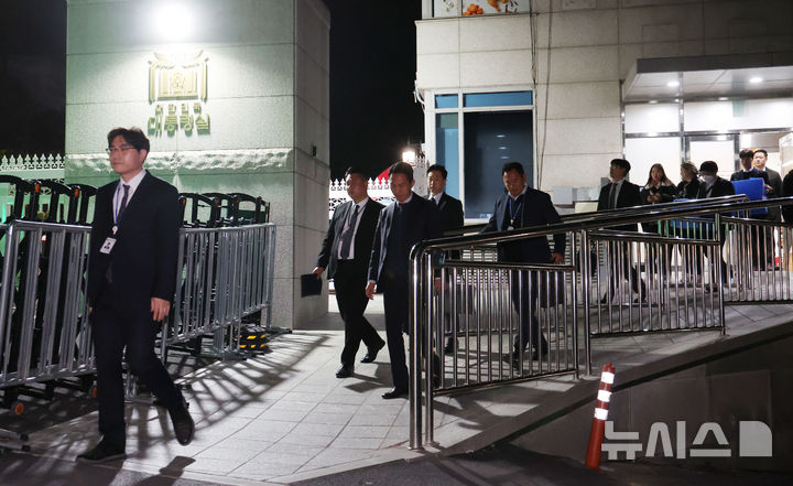 [서울=뉴시스] 조수정 기자 = 경찰 비상계엄 특별수사단이 16일 서울 용산 대통령실 청사에서 압수수색을 시도를 마친 뒤 철수하며 포렌식 장비와 압수물품 박스를 차량으로 옮기고 있다. 2025.04.16. chocrystal@newsis.com