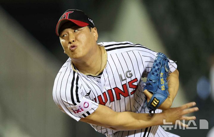 [서울=뉴시스] 고범준 기자 = 16일 서울 송파구 잠실야구장에서 열린 2025 KBO리그 삼성 라이온즈와 LG 트윈스의 경기, 9회초 LG 배재준이 역투하고 있다. 2025.04.16. bjko@newsis.com