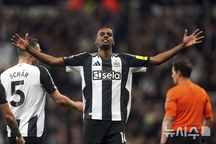 [뉴캐슬=AP/뉴시스] 잉글랜드 프로축구 프리미어리그(EPL) 뉴캐슬 유나이티드의 알렉산데르 이삭. 2025.04.16.