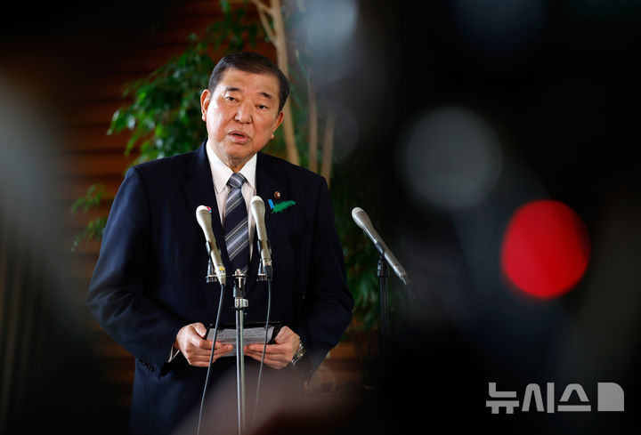 [도쿄=AP/뉴시스] 이시바 시게루(石破茂) 일본 총리가 태평양전쟁 전후 80년을 맞이해 내놓을 메시지에 실리는 역사 인식은 지난 70년 담화에서 답습하는 수준일 것이라고 산케이신문이 11일 복수의 일본 정부 관계자를 인용해 보도했다. 사진은 지난 4월 17일 일본 도쿄 총리 관저에서 기자들에게 발언하고 있는 이시바 총리. 2025.06.11.