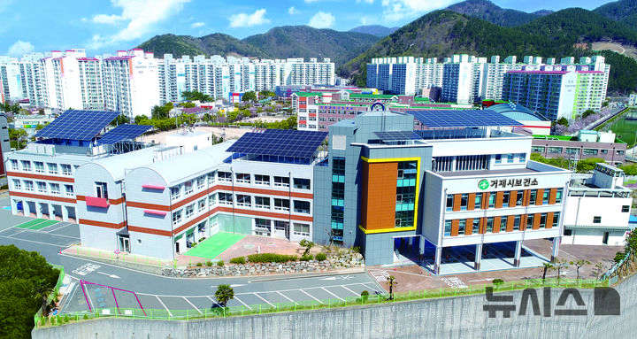 [거제=뉴시스] 신정철 기자= 거제시는 시민들의 건강 증진과 걷기 문화 확산을 위한 ‘도시형 건강리더' 걷기동호회 사업을 함께할 참가자 30명을 17일부터 오는 25일까지 모집한다.사진은 거제시보건소 전경.(사진=뉴시스DB).2025.04.17. sin@newsis.com