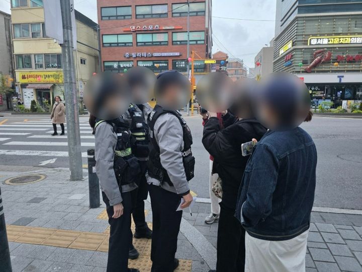 [서울=뉴시스] 고재은 수습기자 = 강제 철거에 반발한 서울 성북구 하월곡동의 성매매 집결지 여성들이 17일 오전 서울 성북구청 앞에서 천막농성 중 경찰과 대치하며 항의 시위를 벌였다. 사진은 여성들이 경찰에 항의하는 모습. 2025.04.17. jeko@newsis.com *재판매 및 DB 금지