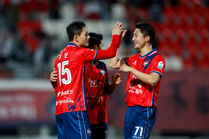 [김천=뉴시스] 김찬(왼쪽)이 선제골을 넣고 기뻐하고 있다. (사진=김천상무 제공) 2025.04.17 photo@newsis.com *재판매 및 DB 금지