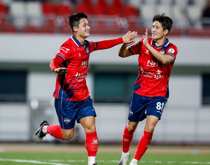 [김천=뉴시스] 김경준이 두번 째 골을 넣고 기뻐하고 있다. (사진=김천상무 제공) 2025.04.17 photo@newsis.com *재판매 및 DB 금지