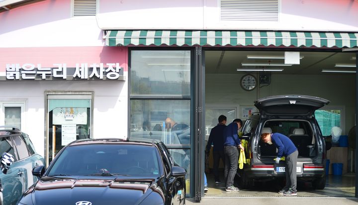 [청주=뉴시스] 서주영 기자 = 지난 16일 밝은누리 세차장에서 직원들이 작업을 하고 있다. 2025.04.17. juyeong@newsis.com *재판매 및 DB 금지