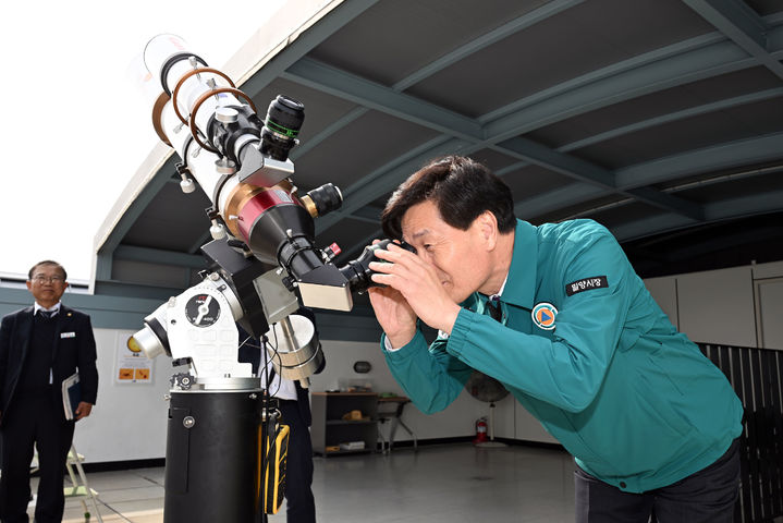 [밀양=뉴시스] 안병구 시장이 아리랑우주천문대 시설을 점검하고 있다. (사진=밀양시 제공) 2025.04.17. photo@newsis.com *재판매 및 DB 금지