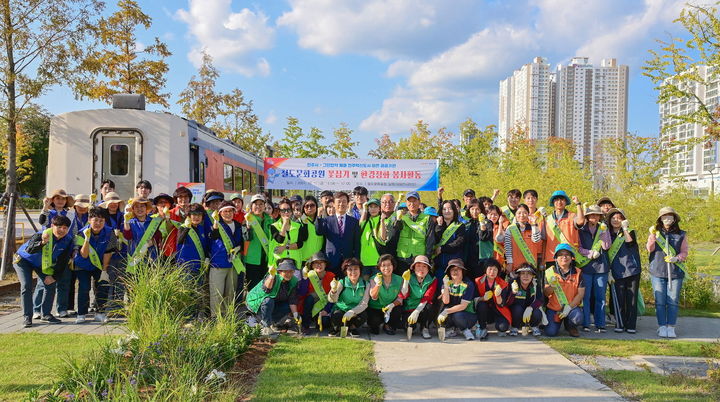 [진주=뉴시스]진주시-혁신도시 이전공공기관, 2025 제1회 그린협약 실천 봉사활동.(사진=진주시 제공).2025.04.17.photo@newsis.com *재판매 및 DB 금지