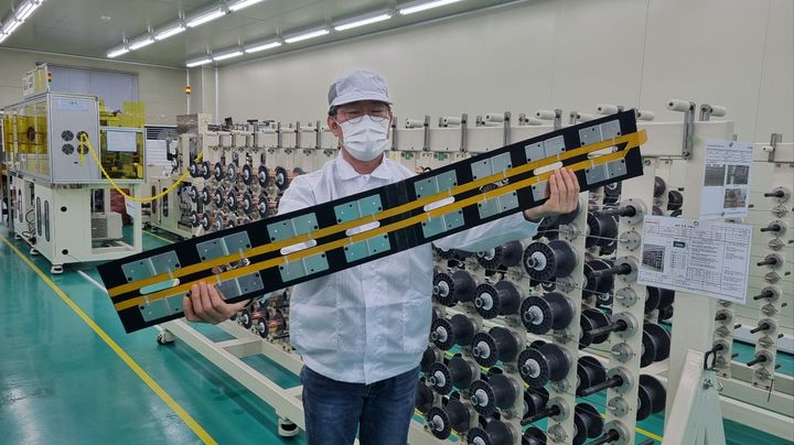 ESS용 BMS케이블을 들고있는 양승덕 삼기에너지솔루션즈 전장사업 담당 상무. (사진=삼기에너지솔루션즈) *재판매 및 DB 금지