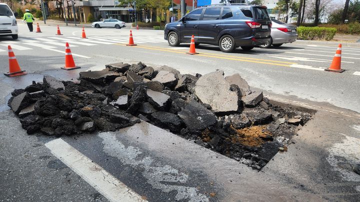 도로균열, 침하 등 확인을 위한 시험굴착 모습. *재판매 및 DB 금지