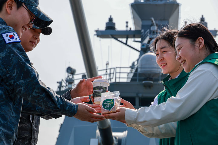 스타벅스가 지난 16일 강원도 동해시 해군 제1함대 부대를 방문해 커피와 푸드를 전달했다.(사진=스타벅스 코리아 제공) *재판매 및 DB 금지