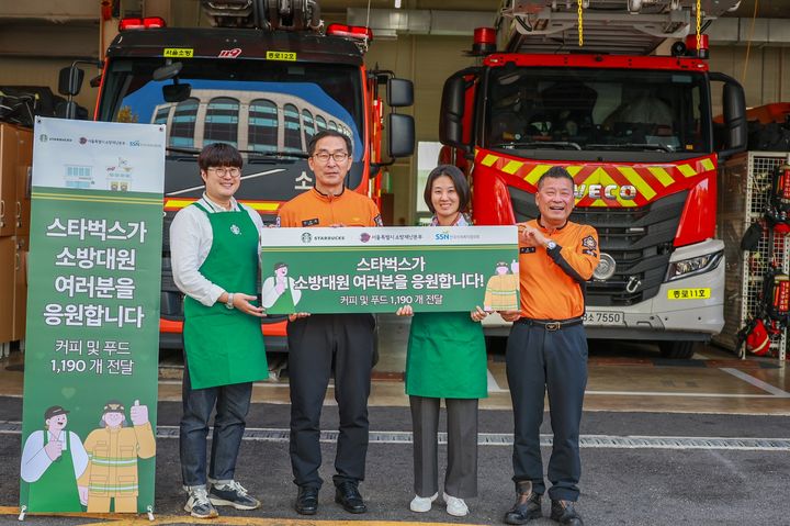 스타벅스가 지난해 11월 종로소방서를 방문해 소방관들에게 커피와 푸드를 제공했다.(사진=스타벅스 코리아 제공) *재판매 및 DB 금지