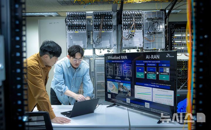 [서울=뉴시스]SK텔레콤은 글로벌 장비 제조사 삼성전자, 에릭슨, 노키아 등과 협력해 이동통신망 고도화를 위한 핵심 기술인 '차세대 가상화 기지국'을 상용 환경에서 실증하는데 성공했다고 17일 밝혔다. 사진은 SK텔레콤 구성원들이 분당사옥에서 네트워크 AI 관련 연구를 진행하는 모습. (사진=SK텔레콤 제공)