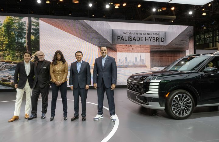 [서울=뉴시스] 현대자동차가 16일(현지시간) 미국 뉴욕 제이콥 재비츠 컨벤션 센터에서 열린 '2025 뉴욕 국제 오토쇼'에서 '디 올 뉴 팰리세이드'를 북미에 최초로 선보였다. 사진은 왼쪽부터 이날 행사에 참석한 이상엽 현대제네시스글로벌디자인담당 부사장, 루크 동커볼케 현대차그룹 CDO(글로벌디자인본부장) 겸 CCO(최고크리에이티브책임자) 사장, 올라비시 보일 현대차 북미권역본부 제품기획 및 모빌리티 전략담당 Senior Vice President, 호세 무뇨스 현대차 대표이사 사장, 랜디 파커 현대차 북미권역본부 CEO. (사진=현대차 제공) 2025.04.17 photo@newsis.com *재판매 및 DB 금지